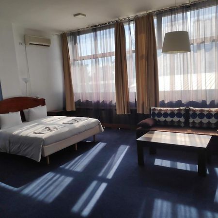 Hostel Log Inn Скопье Экстерьер фото