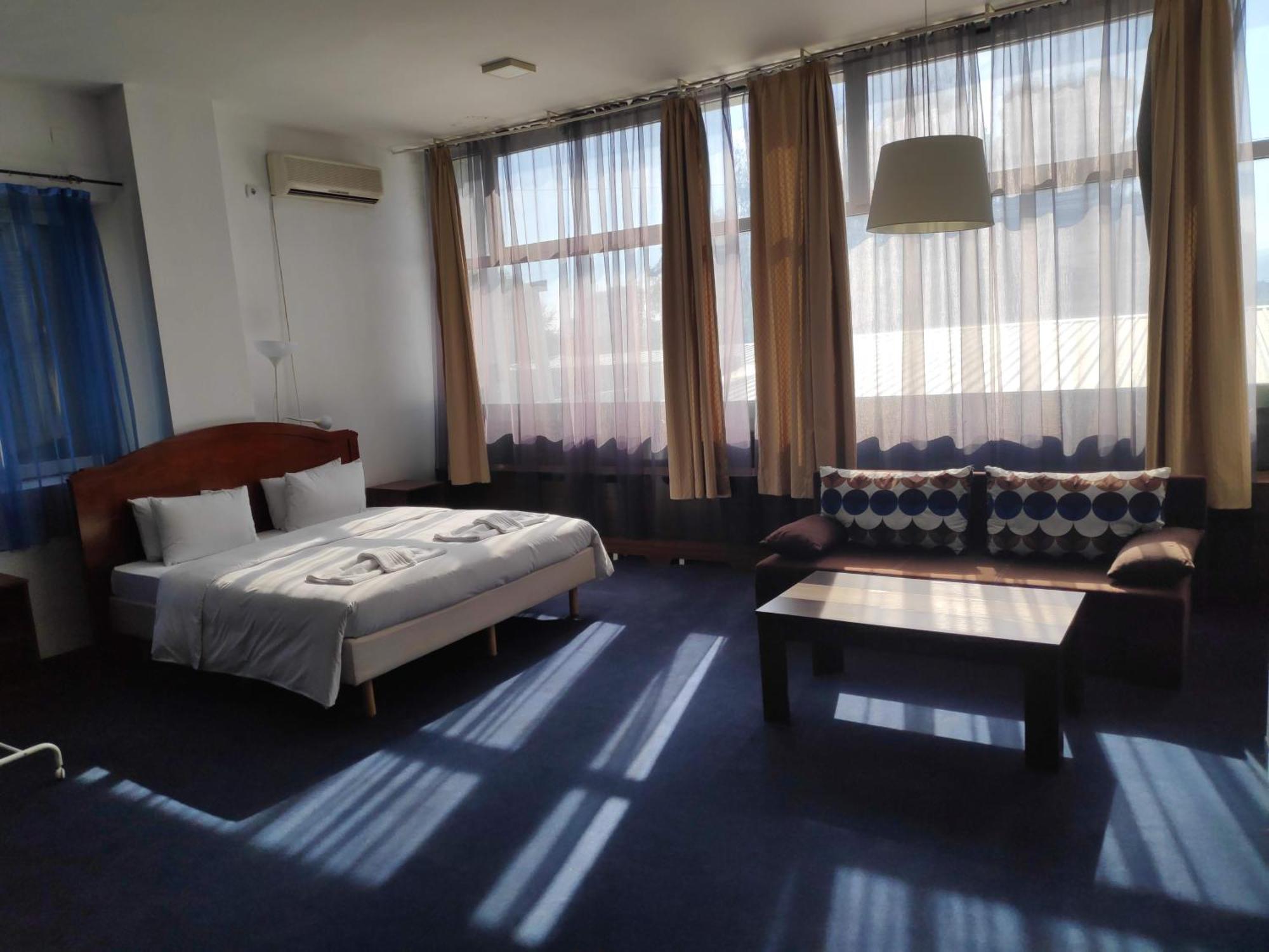 Hostel Log Inn Скопье Экстерьер фото