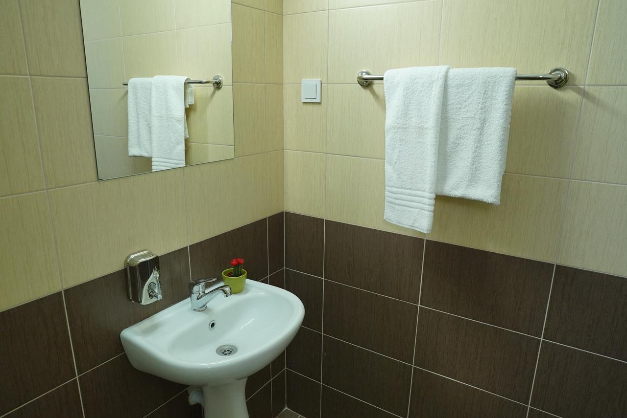 Hostel Log Inn Скопье Экстерьер фото