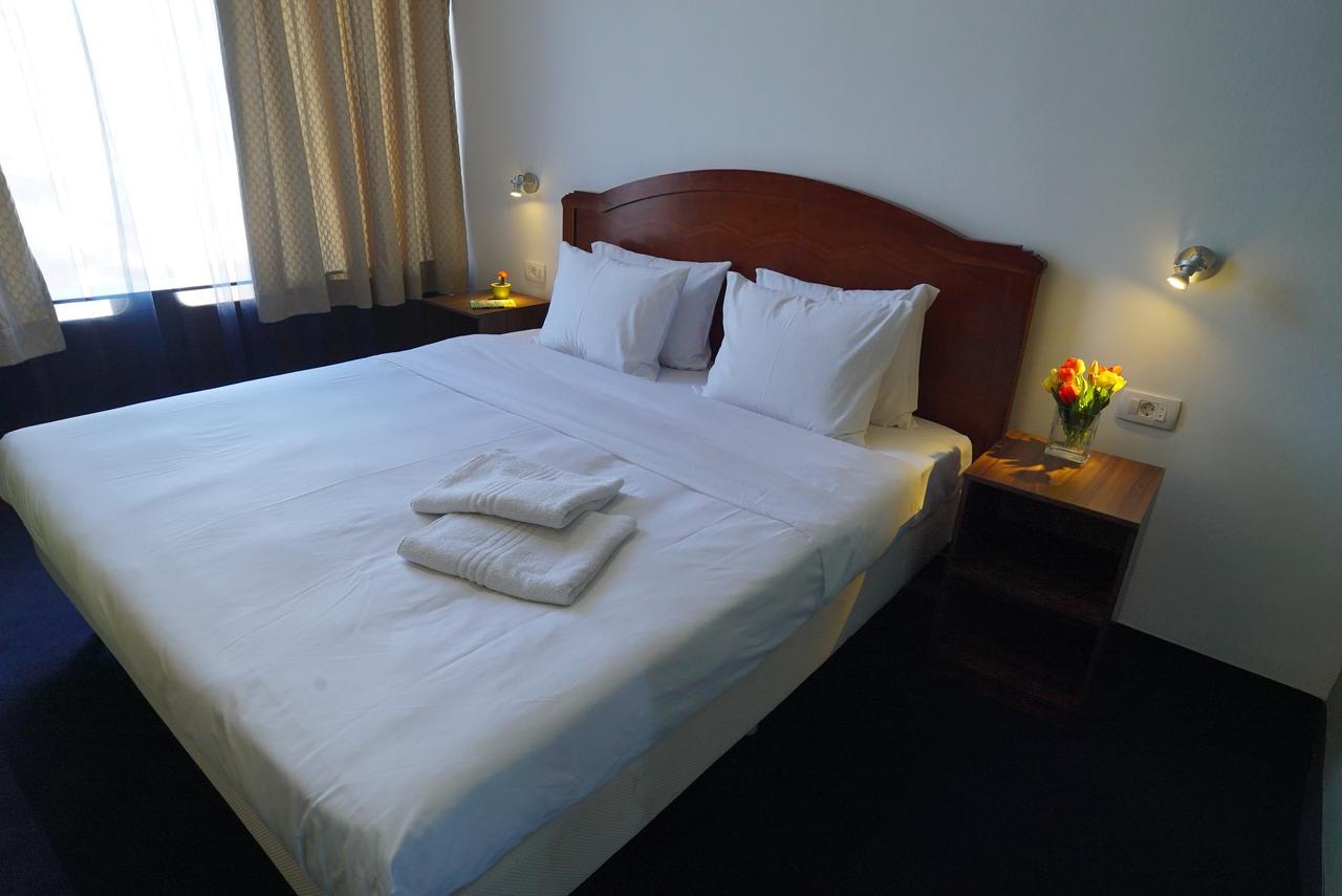 Hostel Log Inn Скопье Экстерьер фото